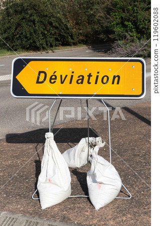 Road diversion sign called deviation in French language 119602088