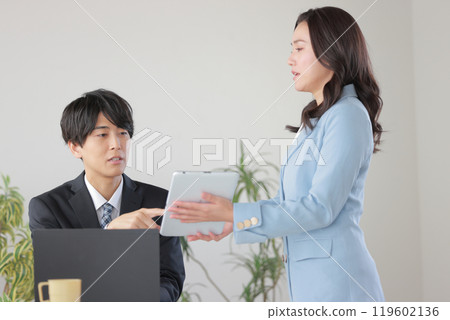 A boss pointing out a problem and a troubled subordinate_1 A boss pointing out a problem and a troubled subordinate_1 119602136