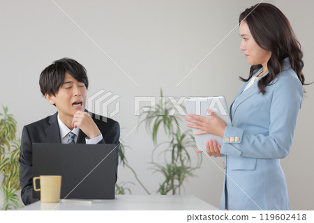 下屬報告時不聽的老闆_1 下屬報告時不聽的老闆_1 119602418