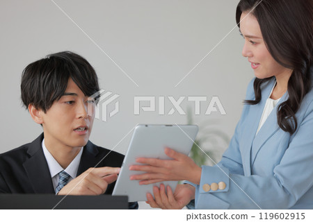 Subordinates reporting on work and a boss pointing out concerns_Close-up 1 119602915