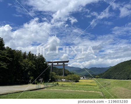 日本風景/風景 日本最高的大鳥居,位於熊野本宮大社舊址 日本風景/風景 日本最高的大鳥居,位於熊野本宮大社舊址 119603280
