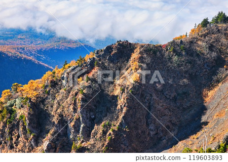 The rocky cliffs of the outer rim of Mt. Asama in autumn colors 119603893