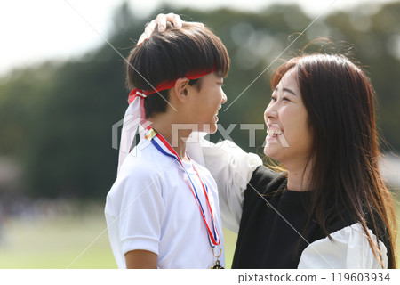 微笑的家長和孩子運動會形象 微笑的家長和孩子運動會形象 119603934