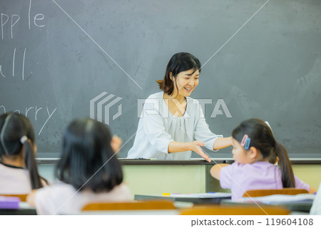 小學生在教室上課 119604108