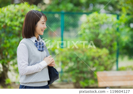 公園裡的高中女孩 119604127