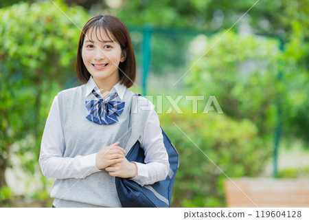 公園裡的高中女孩 119604128