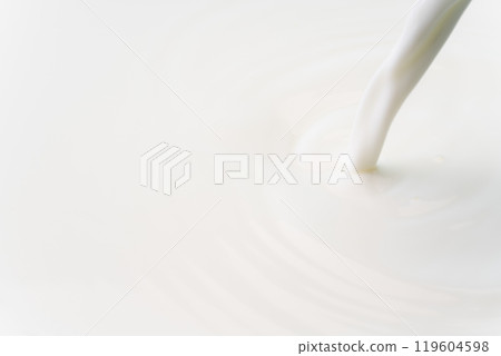Close-up of milk being poured 119604598