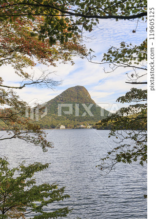 榛名山、榛名湖、秋天、秋葉、烏帽岳 榛名山、榛名湖、秋天、秋葉、烏帽岳 119605125