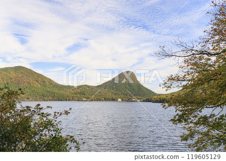 榛名山、榛名湖、秋天、秋葉、烏帽岳 榛名山、榛名湖、秋天、秋葉、烏帽岳 119605129