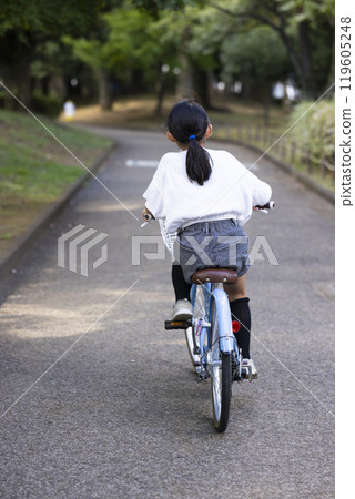 騎自行車的女孩 119605248