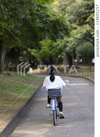 騎自行車的女孩 119605257