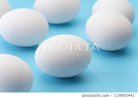 淺藍色背景下雞蛋的特寫 119605441