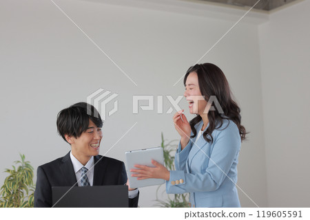 女商人向老闆展示平板電腦並大笑_1 女商人向老闆展示平板電腦並大笑_1 119605591