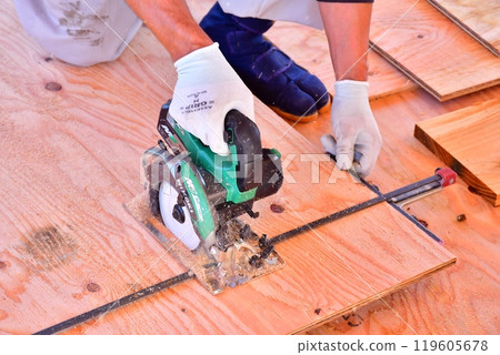 由木匠和其他工匠採用木框架建造方法建造的兩層木屋。 由木匠和其他工匠採用木框架建造方法建造的兩層木屋。 119605678