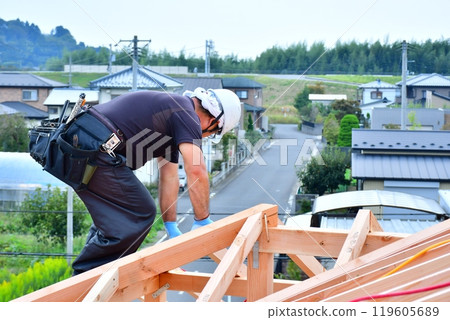 由木匠和其他工匠採用木框架建造方法建造的兩層木屋。 由木匠和其他工匠採用木框架建造方法建造的兩層木屋。 119605689