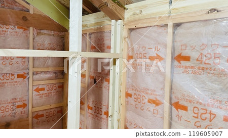 新建獨棟住宅需要隔熱材料來創造舒適的居住環境。 新建獨棟住宅需要隔熱材料來創造舒適的居住環境。 119605907