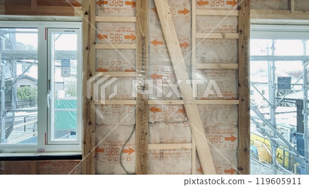 新建獨棟住宅需要隔熱材料來創造舒適的居住環境。 新建獨棟住宅需要隔熱材料來創造舒適的居住環境。 119605911