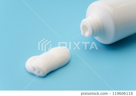 淺藍色背景中管內的牙膏霜 119606118