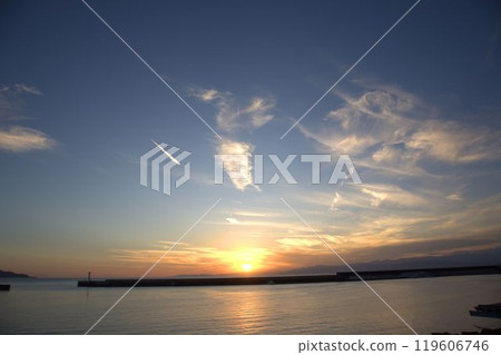 橙色的日落和漁港的輪廓 橙色的日落和漁港的輪廓 119606746
