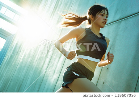 年輕女子在清晨和傍晚跑步 年輕女子在清晨和傍晚跑步 119607056