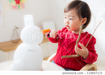 嬰兒在室內裝飾雪人 119607115