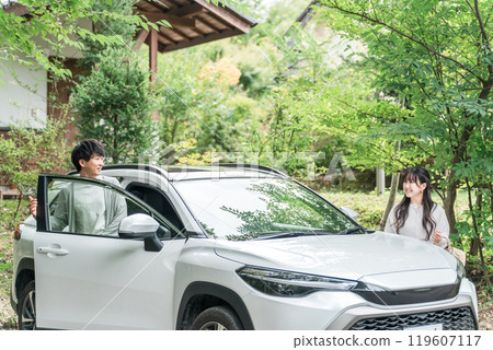 一對夫婦在旅行中開車來到膳宿公寓/小屋 119607117