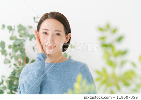 女人做帶著微笑的護膚 119607359