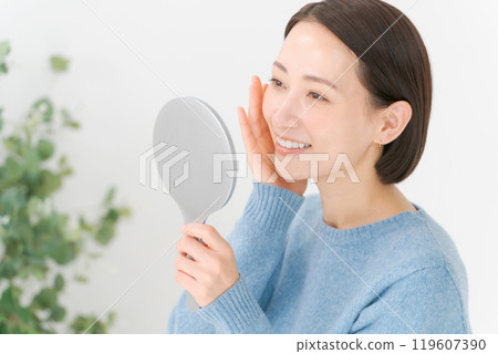 女人做帶著微笑的護膚 119607390