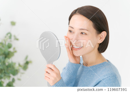 女人做帶著微笑的護膚 女人做帶著微笑的護膚 119607391