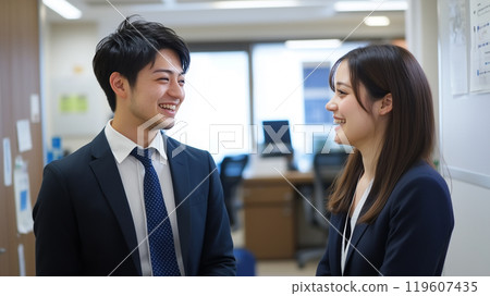 一個男人和一個女人在辦公室站著說話，生成人工智慧 119607435