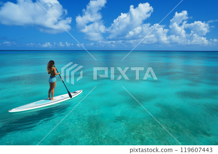 一個女人在美麗的夏日大海裡做悶棍 119607443