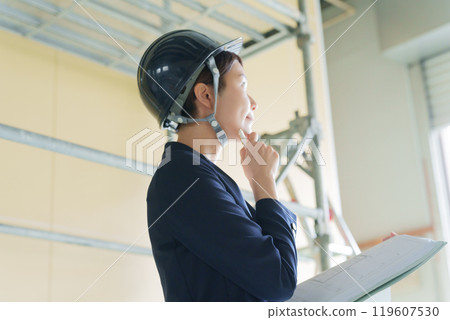 一位女商人在建築工地看圖紙（西裝、建築、現場主管） 119607530