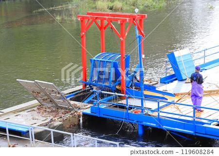 千歲水族館印度水車捕捉鮭魚 119608284