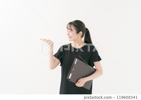 白色背景中職業婦女的肖像 白色背景中職業婦女的肖像 119608341