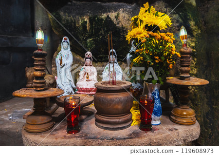 Buddhist temple with sanctuary inside Huyen Khong Cave in the Marble Mountains in Da Nang in Vietnam 119608973