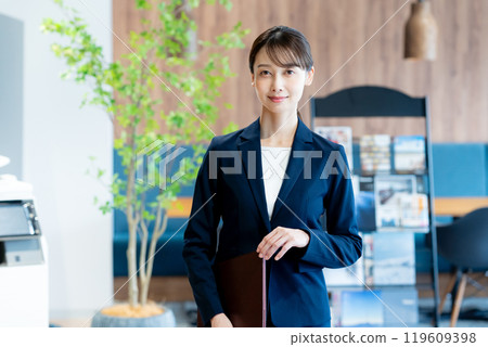 在接待台工作的女顧問 119609398