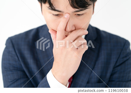 Businessman, male in his 20s, thinking, at hand 119610038