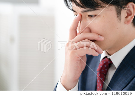 Businessman, male in his 20s, thinking, at hand 119610039