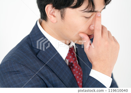 Businessman, male in his 20s, thinking, at hand 119610040
