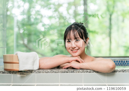 一位女性在溫泉浴場或在溫泉旅館、溫泉旅館或包租浴場泡澡 119610059