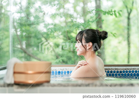 一位女性在溫泉浴場或在溫泉旅館、溫泉旅館或包租浴場泡澡 一位女性在溫泉浴場或在溫泉旅館、溫泉旅館或包租浴場泡澡 119610060