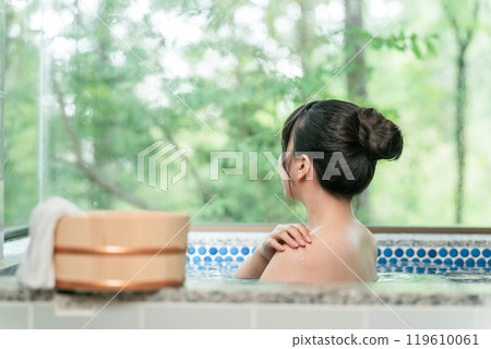 一位女性在溫泉浴場或在溫泉旅館、溫泉旅館或包租浴場泡澡 一位女性在溫泉浴場或在溫泉旅館、溫泉旅館或包租浴場泡澡 119610061