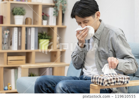 患有花粉熱、花粉症、感冒的男子 119610555