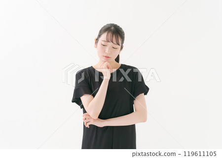 一個年輕女子帶著思考的表情 119611105