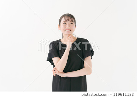 一個年輕女子在思考的姿勢 一個年輕女子在思考的姿勢 119611188