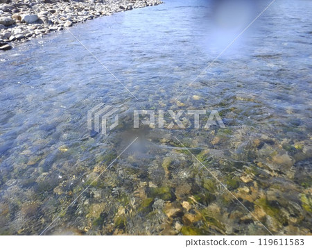 高度透明的河流 119611583