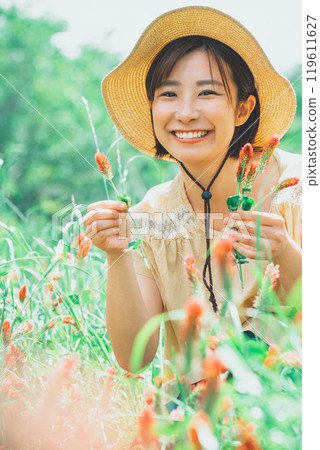 Strawberry candle flower picking Strawberry candle flower picking 119611627