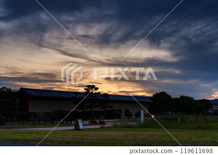 Mid-autumn evening scenery around the Suzaku Gate at the ruins of Heijo-kyo in Nara. A golden sunset spreads over the walls of the Suzaku Gate. 119611698