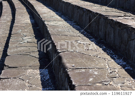 建在河岸上的水平樓梯 119611927