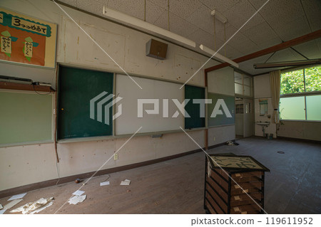 Remains of classrooms in an abandoned elementary school building 119611952